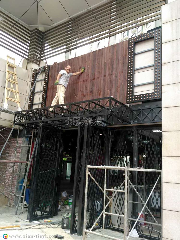 澤成冰煮羊門頭、雨棚、入戶門施工中