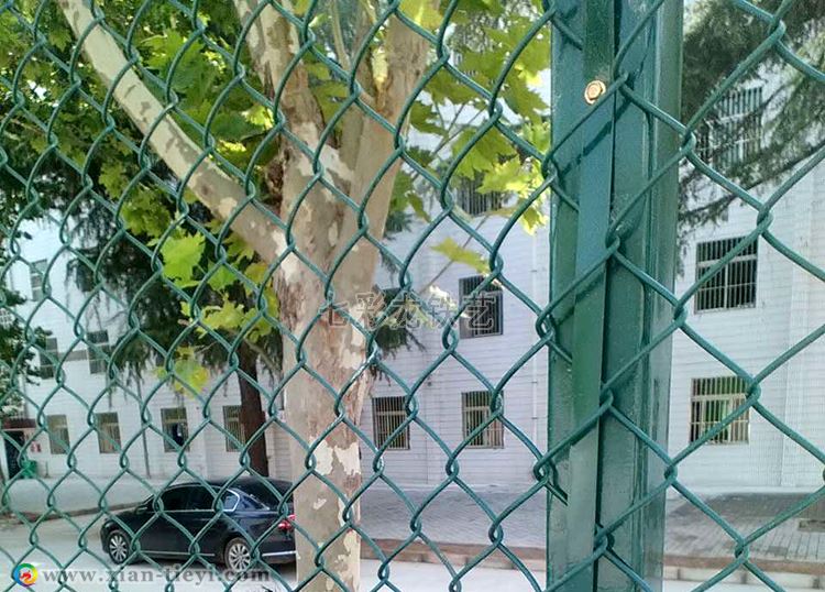 籃球場勾花絲網圍擋安裝方法二
