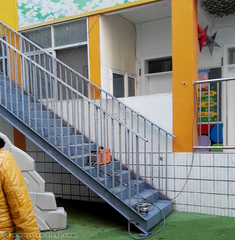 明德幼兒園消防樓梯現場施工照片