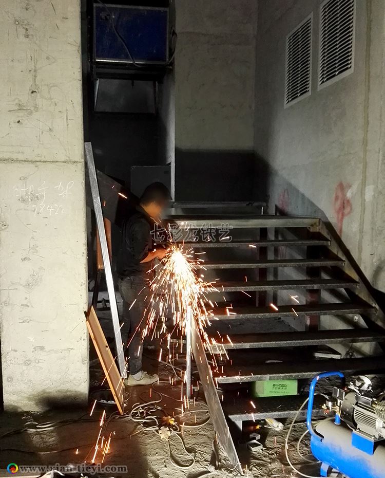 圓角拐彎鋼結構樓梯_2