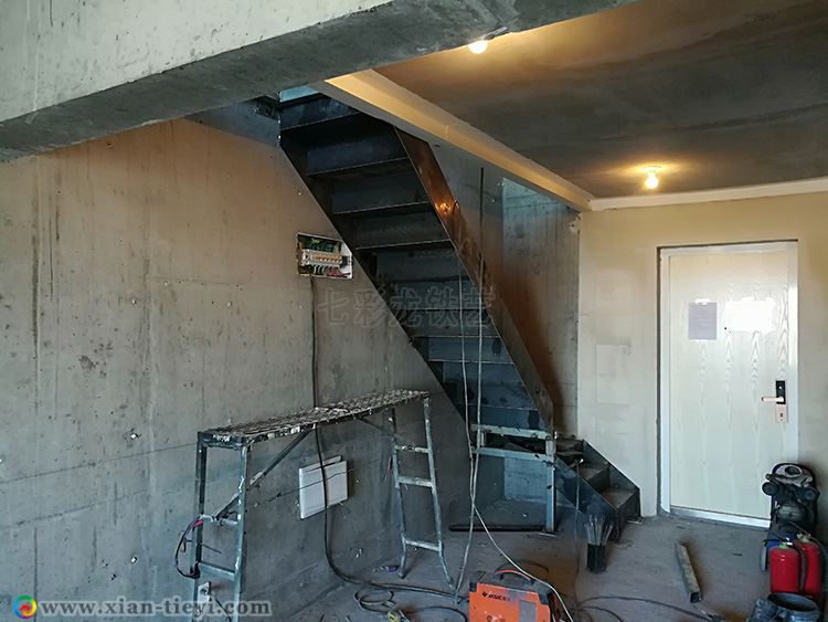 鋼構板式直梯施工中-西安喬布斯公館
