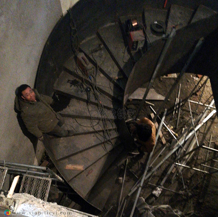 蘭州板式鋼結構旋轉樓梯施工中
