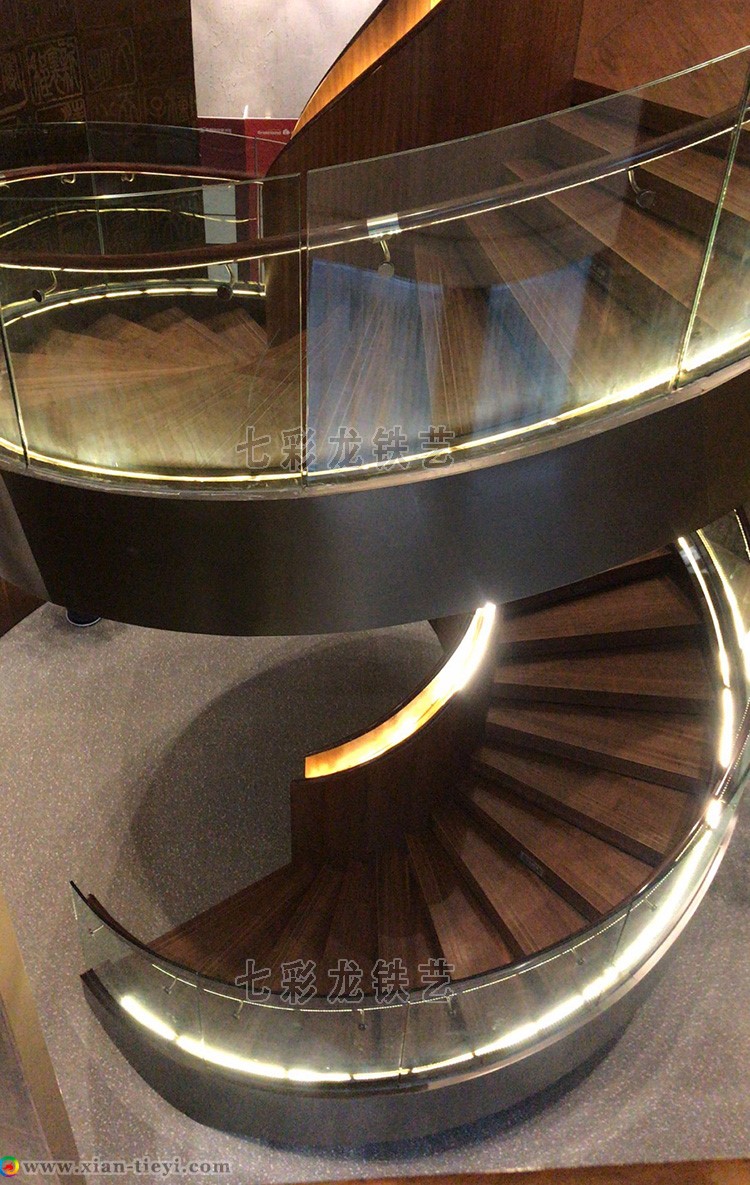 綠地新都會箱梁螺旋樓梯_側立面