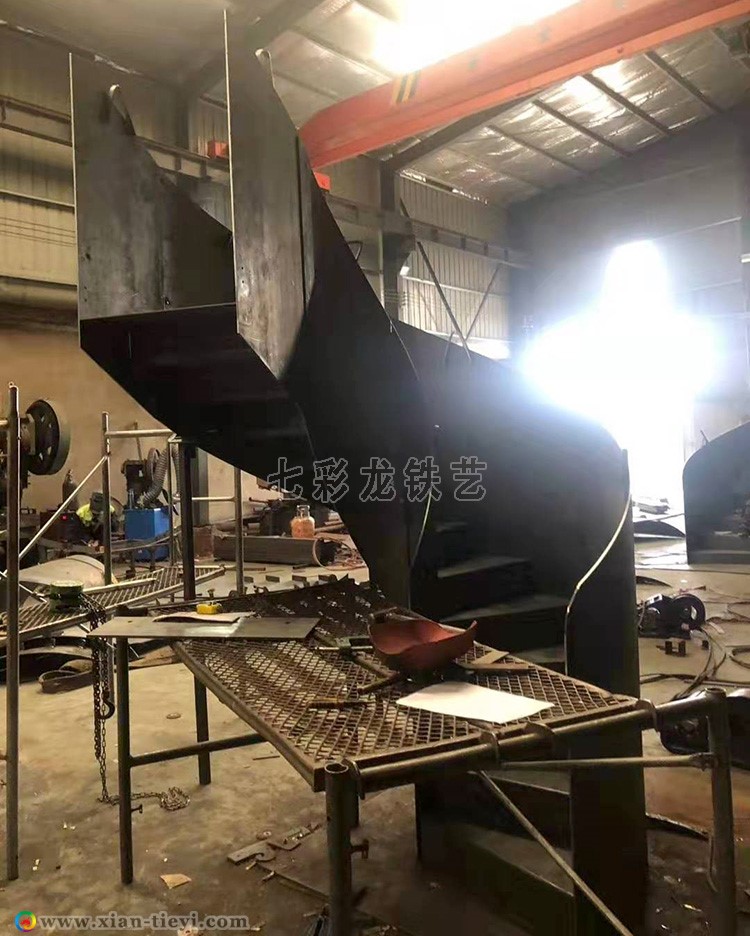 湖北襄陽高護欄板式旋轉樓梯_4