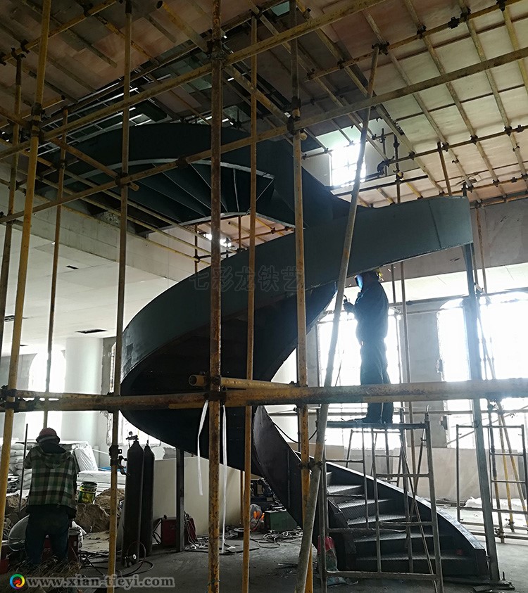 鋼結構箱型梁旋轉樓梯_加焊作業