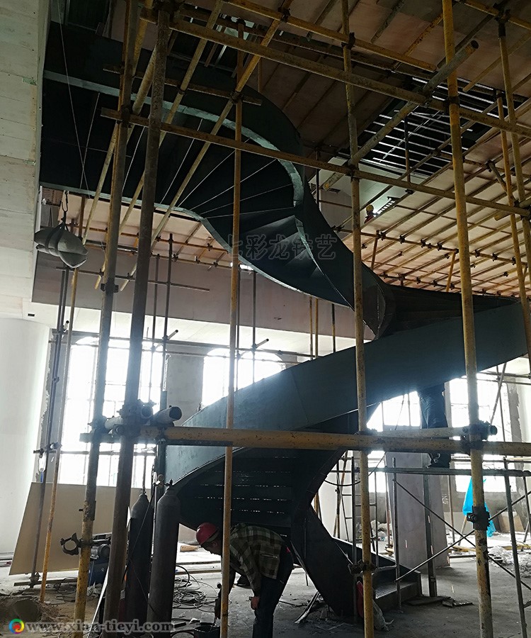 鋼結構箱型梁旋轉樓梯_側面