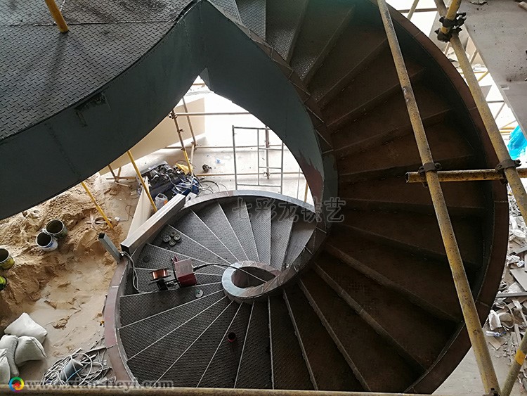 鋼結構箱型梁旋轉樓梯_施工中