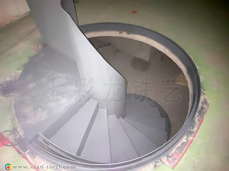 鋼結(jié)構(gòu)玻璃護(hù)欄旋轉(zhuǎn)樓梯_5