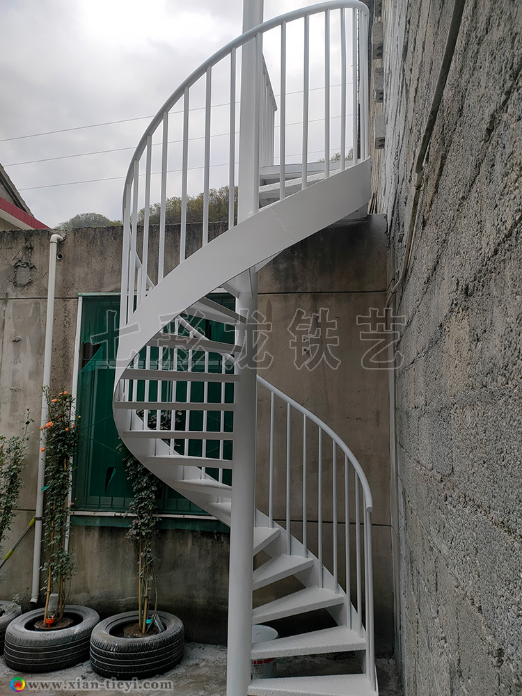 柞水縣牛背梁民宿中柱旋轉樓梯_2