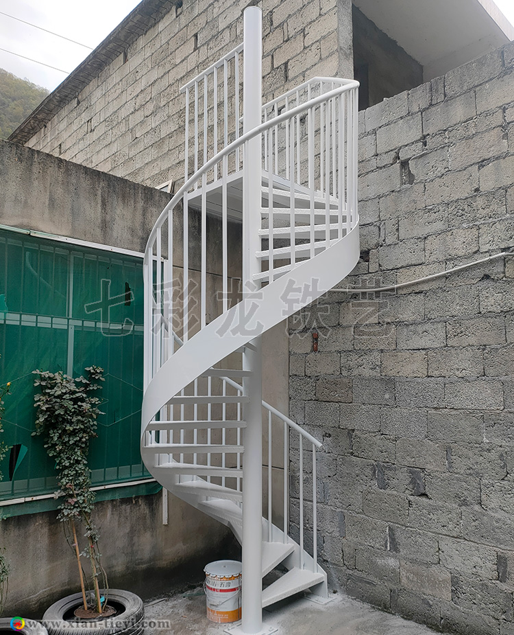 柞水縣牛背梁民宿中柱旋轉樓梯_1