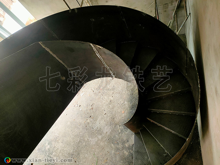 山陽縣鋼結構高欄卷板旋轉樓梯_1