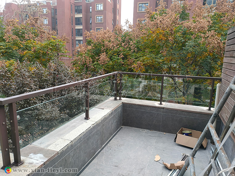 陽(yáng)臺(tái)鐵藝玻璃護(hù)欄_3