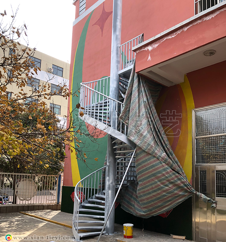 正在噴漆的鋼構(gòu)中柱旋梯