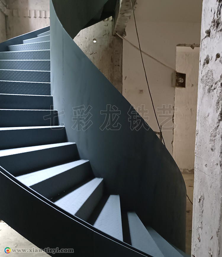 綠地海珀紫庭卷板旋轉樓梯_3
