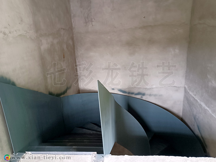 寧強縣鋼結(jié)構(gòu)高欄旋轉(zhuǎn)樓梯_5