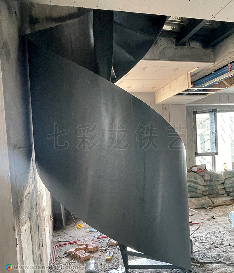 咸陽市里爾公館中空高欄旋轉(zhuǎn)樓梯_4