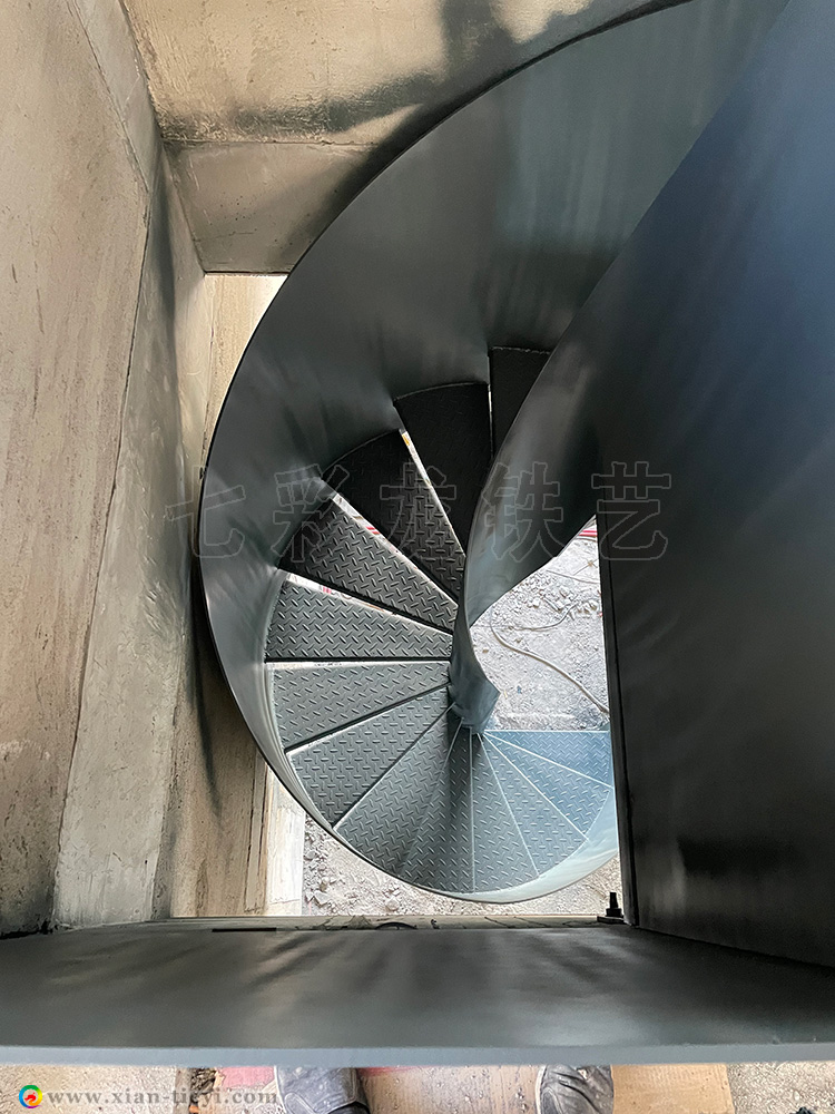咸陽市里爾公館中空高欄旋轉(zhuǎn)樓梯_6